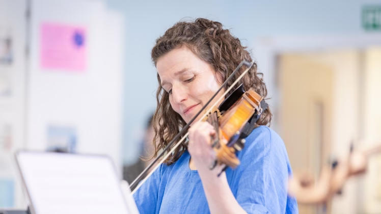 A musician plays her violin in an ICU ward.