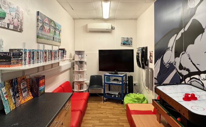 D2 Teenage room
