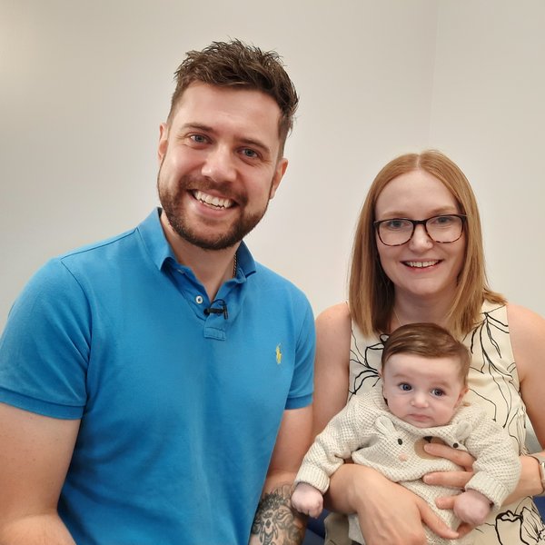 Oliver with parents Sara and Michael