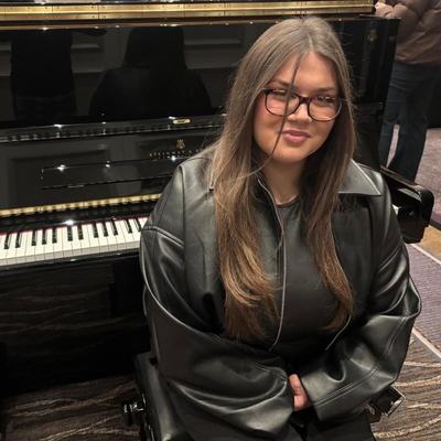 Grace Matthews at the piano 800 x 664