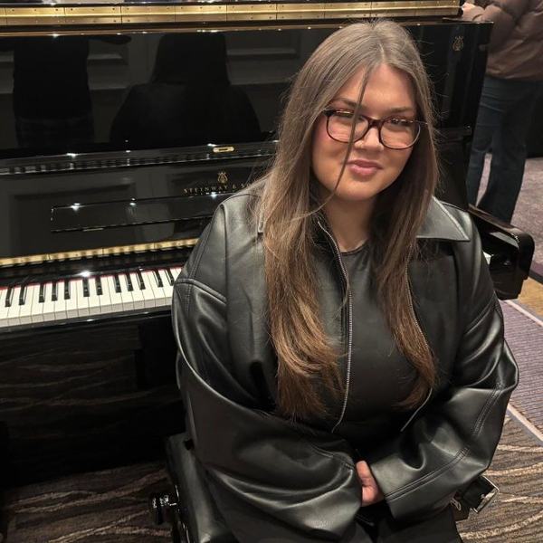Grace Matthews at the piano 800 x 664
