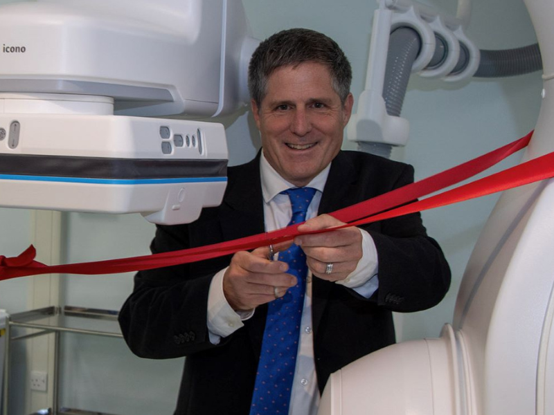 MP Anthony Browne clips ribbon for new bi-plane angiosuite