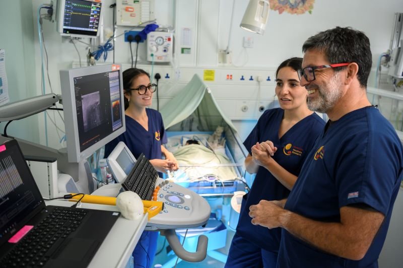 (from left) Dr Sara De Crescenzo, Dr Flora Faure and Professor Topun Austin monitor little Aaliya's results 800 x 532